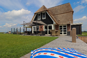 Luxe 14 persoons villa met Finse sauna aan het Tjeukemeer in Friesland