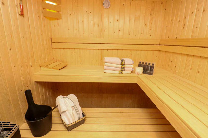 014 Luxe 14 persoons villa met Finse sauna aan het Tjeukemeer in Friesland