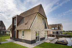 Luxe 6 persoons villa met Finse sauna aan het Tjeukemeer in Friesland