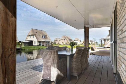 014 Luxe 6 persoons villa met Finse sauna aan het Tjeukemeer in Friesland