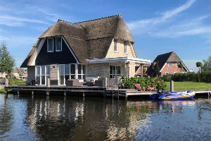 Luxe 8 pers. watervilla met Finse sauna en volledig ingericht vlonderterras aan het water