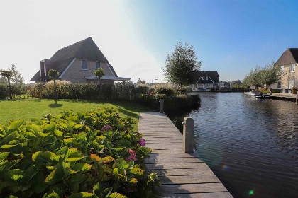 013 Luxe 8 pers. watervilla met Finse sauna en volledig ingericht vlonderterras aan het water