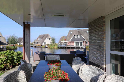 019 Luxe 8 pers. watervilla met Finse sauna en volledig ingericht vlonderterras aan het water