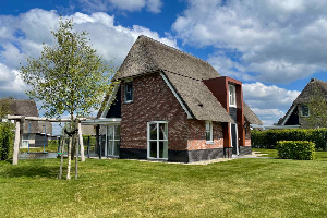 Luxe 8 persoons vakantiehuis met Finse sauna en bubbelbad aan het Tjeukemeer in Friesland