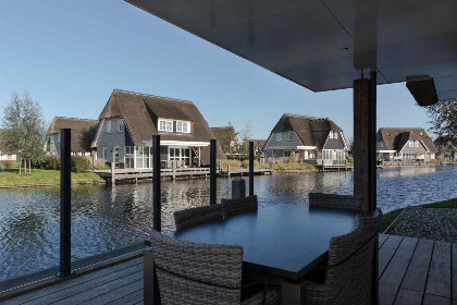 006 Luxe 8 persoons vakantiehuis met Finse sauna en bubbelbad aan het Tjeukemeer in Friesland