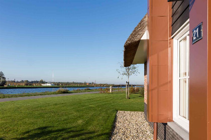 012 Luxe 8 persoons vakantiehuis met Finse sauna en bubbelbad aan het Tjeukemeer in Friesland