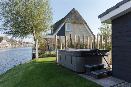 013 Luxe 8 persoons vakantiehuis met Finse sauna en bubbelbad aan het Tjeukemeer in Friesland