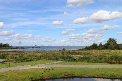 004 Luxe 8 persoons vakantiehuis sauna en bubbelbad aan het Tjeukemeer in Friesland