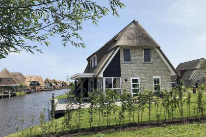 008 Luxe 8 persoons villa aan het Tjeukemeer in Friesland