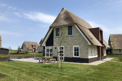 011 Luxe 8 persoons villa aan het Tjeukemeer in Friesland