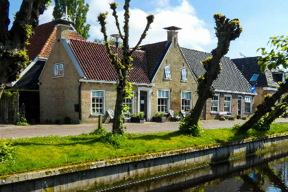 001 Sfeervol appartement voor 4 personen aan het water in Eastermar, Friesland