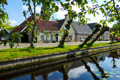 012 Sfeervol appartement voor 4 personen aan het water in Eastermar, Friesland