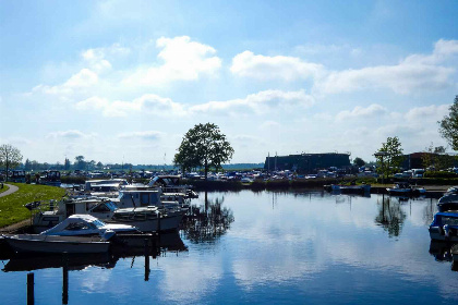 019 Sfeervol appartement voor 4 personen aan het water in Eastermar, Friesland