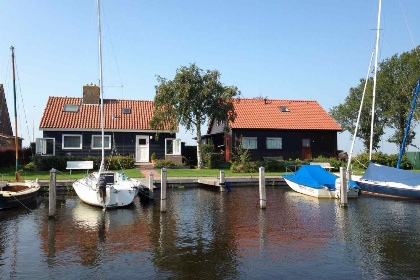 001 Heerlijk 6 persoons vakantiehuis aan het water in Friesland