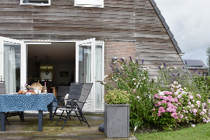 Een comfortabel vier persoons vakantiehuis met ruime tuin, nabij het Friese dorp Grou