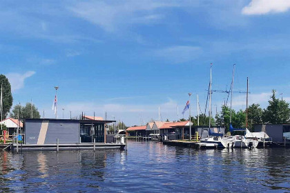 005 Knusse 2 4 persoons havenlodge in het watersportdorp Heeg