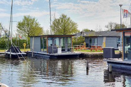 008 Knusse 2 4 persoons havenlodge in het watersportdorp Heeg