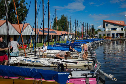 018 Knusse 2 4 persoons havenlodge in het watersportdorp Heeg