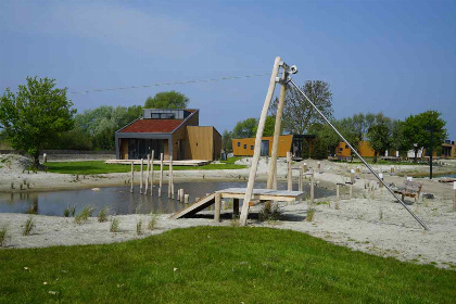 022 Gezellig 4 persoons chalet aan het IJsselmeer op een vakantiepark in Hindeloopen