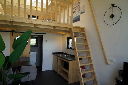 002 Gezellig Tiny House voor 2 personen aan het IJsselmeer op een vakantiepark in Hindeloopen