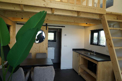 008 Gezellig Tiny House voor 2 personen aan het IJsselmeer op een vakantiepark in Hindeloopen