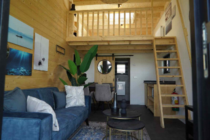 011 Gezellig Tiny House voor 2 personen aan het IJsselmeer op een vakantiepark in Hindeloopen