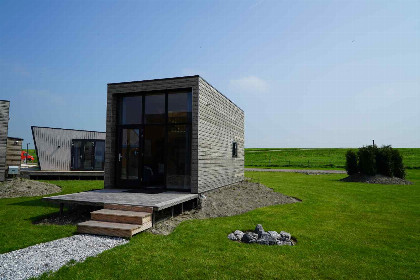 014 Gezellig Tiny House voor 2 personen aan het IJsselmeer op een vakantiepark in Hindeloopen