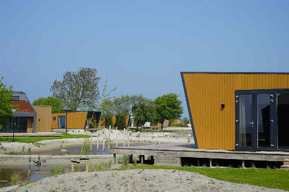 017 Gezellig Tiny House voor 2 personen aan het IJsselmeer op een vakantiepark in Hindeloopen