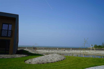 018 Gezellig Tiny House voor 2 personen aan het IJsselmeer op een vakantiepark in Hindeloopen