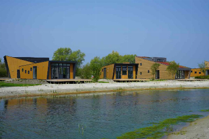 019 Gezellig Tiny House voor 2 personen aan het IJsselmeer op een vakantiepark in Hindeloopen