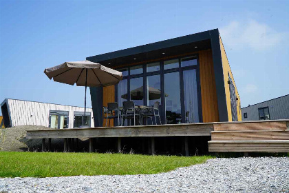 021 Gezellig Tiny House voor 2 personen aan het IJsselmeer op een vakantiepark in Hindeloopen