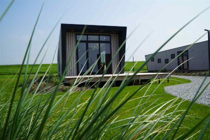 026 Gezellig Tiny House voor 2 personen aan het IJsselmeer op een vakantiepark in Hindeloopen