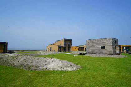 029 Gezellig Tiny House voor 2 personen aan het IJsselmeer op een vakantiepark in Hindeloopen