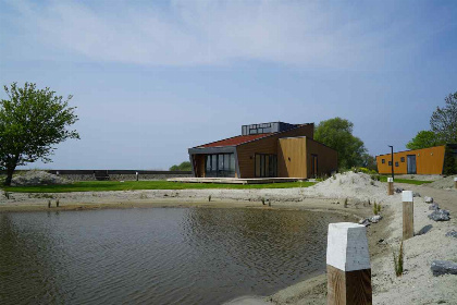 032 Gezellig Tiny House voor 2 personen aan het IJsselmeer op een vakantiepark in Hindeloopen