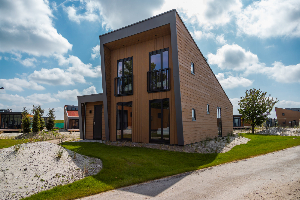 Ruime chalet voor 10 personen aan het IJsselmeer op een vakantiepark in Hindeloopen