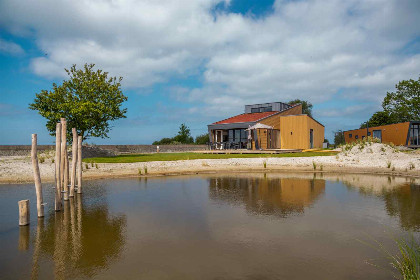 005 Ruime chalet voor 10 personen aan het IJsselmeer op een vakantiepark in Hindeloopen