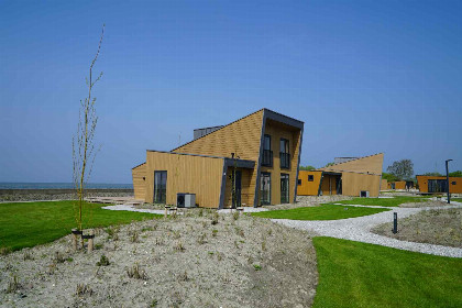 006 Ruime chalet voor 10 personen aan het IJsselmeer op een vakantiepark in Hindeloopen