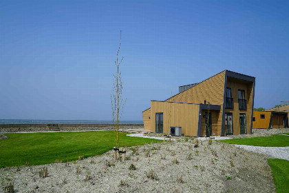 012 Ruime chalet voor 10 personen aan het IJsselmeer op een vakantiepark in Hindeloopen