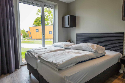 018 Ruime chalet voor 10 personen aan het IJsselmeer op een vakantiepark in Hindeloopen