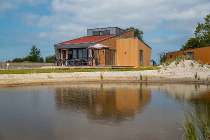 020 Ruime chalet voor 10 personen aan het IJsselmeer op een vakantiepark in Hindeloopen