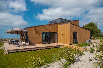 022 Ruime chalet voor 10 personen aan het IJsselmeer op een vakantiepark in Hindeloopen