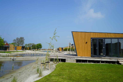 026 Ruime chalet voor 10 personen aan het IJsselmeer op een vakantiepark in Hindeloopen