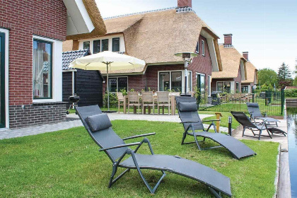 005 8 persoons huisdiervriendelijke wellnessvilla met sauna aan de Friese Meren