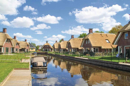 021 8 persoons huisdiervriendelijke wellnessvilla met sauna aan de Friese Meren