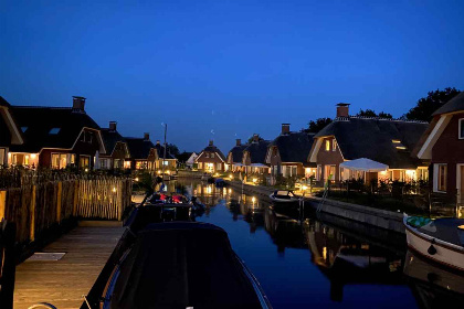 025 8 persoons huisdiervriendelijke wellnessvilla met sauna aan de Friese Meren