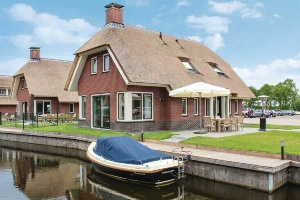 Heerlijk wellness villa met sauna voor 8 personen aan de Friese Meren