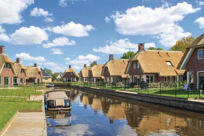 006 Heerlijk wellness villa met sauna voor 8 personen aan de Friese Meren