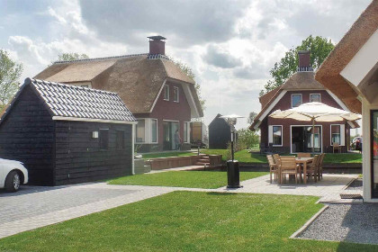 016 Heerlijk wellness villa met sauna voor 8 personen aan de Friese Meren