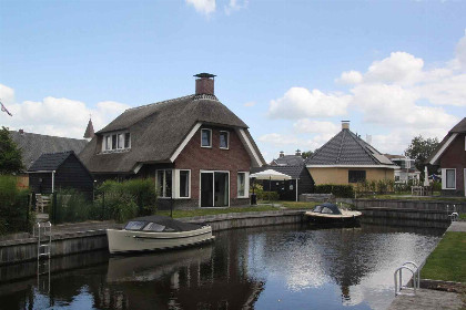 022 Heerlijk wellness villa met sauna voor 8 personen aan de Friese Meren