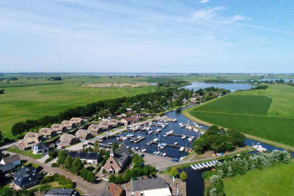 036 Heerlijk wellness villa met sauna voor 8 personen aan de Friese Meren